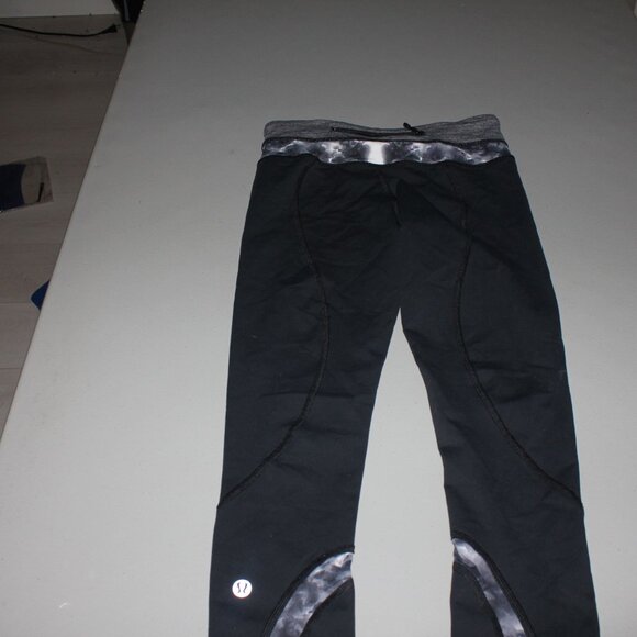 Black Lululemon Running Capris Size 2 - Picture 9 of 10